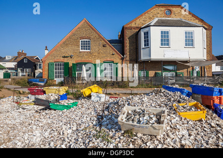 Stapel von Austernschalen und Waterfront Gebäude, Whitstable, Kent, England Stockfoto