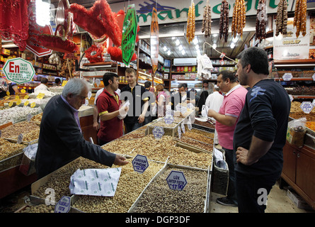 Istanbul, Türkei, orientalische Geschäft mit Nüssen und getrockneten Früchten Stockfoto
