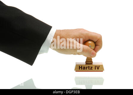 Manager-Hand mit einem Stempel gekennzeichnet Hartz IV Stockfoto