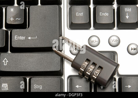 Enter-Taste auf einer Computertastatur mit einem Zahlenschloss, symbolisches Bild für einen Computer sperren Stockfoto