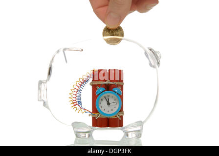 Transparente Sparschwein mit einer Bombe, die symbolisch für Bankenkrise Stockfoto
