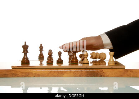 Geschäftsmann Schachfiguren herum zu werfen, nach dem Spiel zu verlieren Stockfoto
