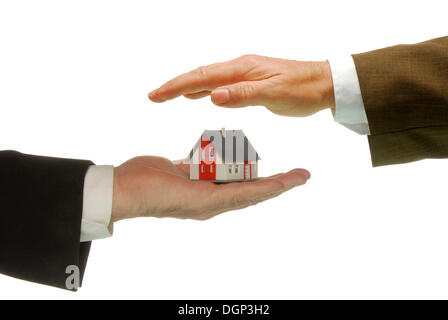 Einer Hand eine Haus, ein anderer zu schützen, Symbol-Bild für den Schutz des Eigentums Stockfoto