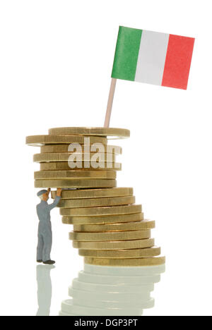 Arbeiter-Figur, die Schlusslichter bilden einen wackeligen Stapel von Euro mit einer italienischen Flagge auf Top, symbolische Bild, Euro-Krise Auswirkungen auf die Arbeit Stockfoto