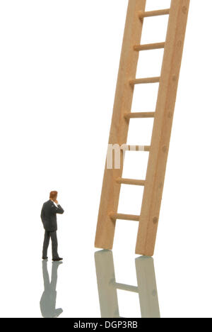 Miniatur Geschäftsmann Figur stehend nachdenklich am Fuße der Treppe Stockfoto