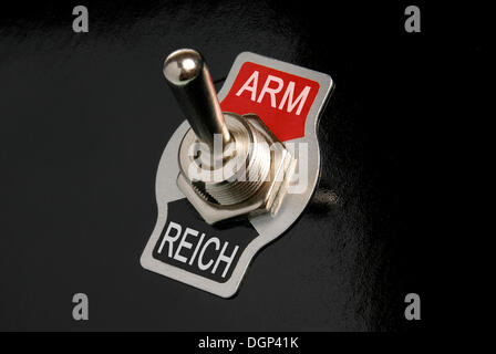 Kippschalter, Reich und Arm, Deutsch für reichen und Armen, symbolisches Bild gekennzeichnet Stockfoto