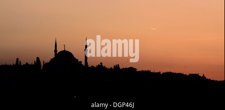 Istanbul, Türkei, die Silhouette der Fatih-Moschee bei Sonnenuntergang Stockfoto