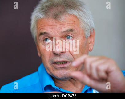 Trainer der Tschechischen Eisschnellläufer Martina Sáblíková Petr Novak ist während einer Pressekonferenz gesehen, vor Olympia-Saison beginnt, Prag, Tschechien am 24. Oktober 2013. (CTK Foto/Michal Dolezal) Stockfoto