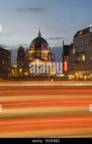 Verkehr auf Muehlendamm Rd mit Berliner Dom, Berlin Stockfoto