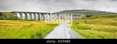 Ribblehead-Viadukt in der Nähe von Ingleton in den Yorkshire Dales, North Yorkshire, England, Vereinigtes Königreich, Europa Stockfoto