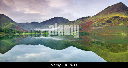 Bergen reflektiert auf Buttermere-See, im Wasser, Lake District, Cumbria, England, Vereinigtes Königreich, Europa mitgestalten Stockfoto