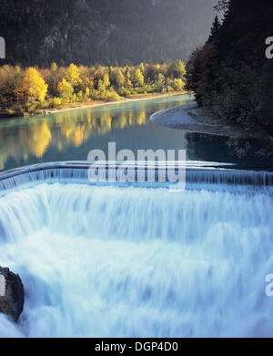 Lech-Flusswasser fällt im Herbst, Füssen, Ostallgaeu Bezirk, Bayern Stockfoto