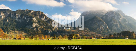 Schloss Neuschwanstein vor die Alpine Landschaft mit Saeuling Mountain und Tegelberg Mountain, Ostallgaeu, Bayern Stockfoto