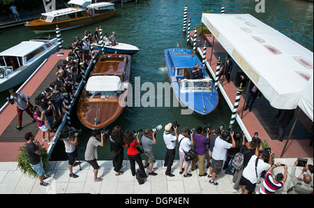 Neugierigen Paparazzi-Fotografen Dreharbeiten Promis am Bootssteg Filmfestspiele von Venedig, Venedig, Italien. Stockfoto