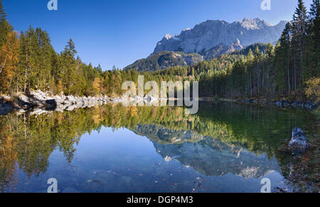 Wettersteingebirge und Zugspitze Berg, zum Ausdruck kommt in dem Frillen-See, Bayern Stockfoto