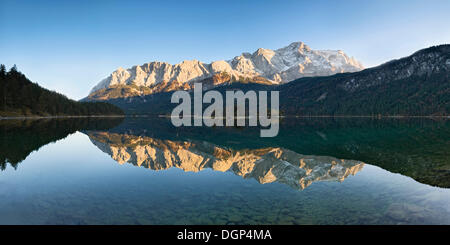 Wettersteingebirge und Zugspitze Berg reflektiert in den Eibsee-See, Bayern Stockfoto