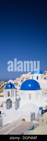 Blauen Kuppeln der Kirche, Oia, Santorini, Kykladen, Griechenland, Europa Stockfoto