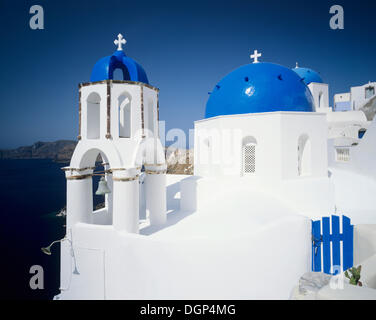 Kirche mit blauen Kuppeln, Oia, Santorini, Kykladen, Griechenland, Europa Stockfoto