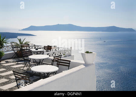 Terrasse mit Blick auf die Caldera und die Aegean, Fira, Santorini, Kykladen, Griechenland, Europa Stockfoto