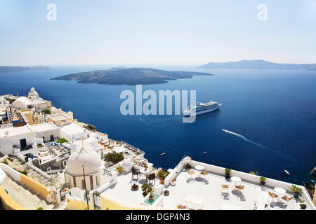 Ozeandampfer verankert von Fira, Santorini, Kykladen, Griechenland, Europa Stockfoto