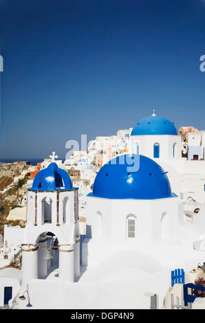 Blaue Kirche Kuppeln, Oia, Santorini, Kykladen, Griechenland, Europa Stockfoto