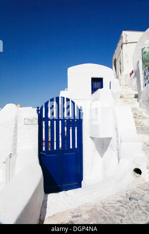 Blaues Tor in einer Gasse mit weiss gestrichenen Häusern, Oia, Santorini, Kykladen, Griechenland, Europa Stockfoto