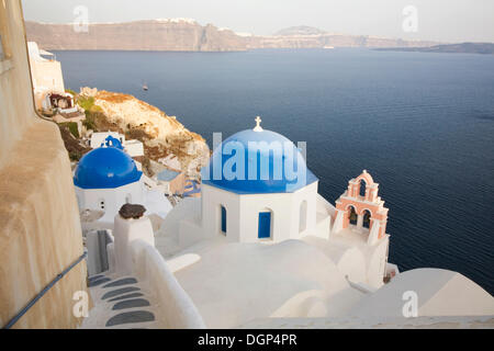 Kirche mit blauen Kuppeln, Oia, Santorini, Kykladen, Griechenland, Europa Stockfoto