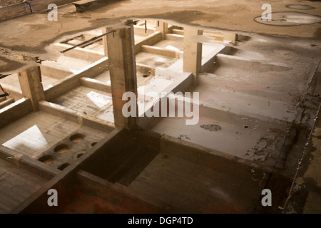 Ein Spiegelbild der Teil aus dem Inneren des was ist jetzt eine leere Hülle auf der B-Seite der Battersea Power Station. Stockfoto