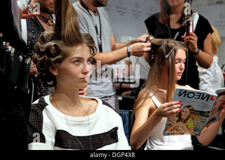 Berlin, Deutschland, Haar-Styling der Modelle auf der Fashion Week Stockfoto