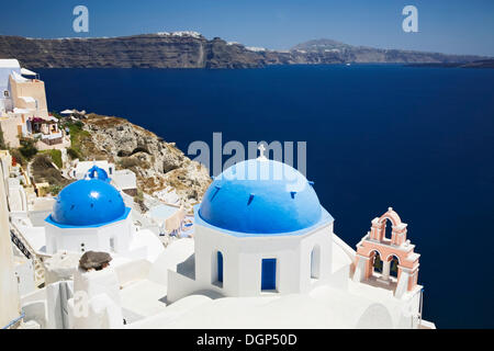 Kirche mit blauer Kuppel in Oia mit Blick auf die Caldera nach Fira, Oia, Santorini, Kykladen, Griechenland, Europa Stockfoto