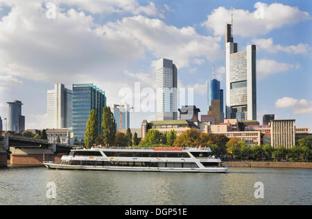 Ausflugsschiff auf dem Main Main vor der Skyline des Finanzviertels, Frankfurt am Main, Hessen Stockfoto