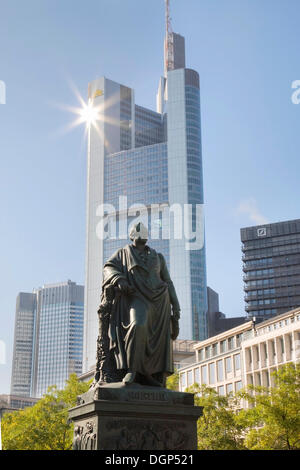 Goethe-Denkmal vor dem Commerzbank Tower, Frankfurt am Main, Hessen Stockfoto