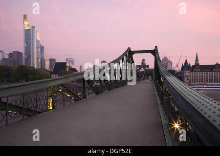 Eiserner Steg Brücke Richtung stadteinwärts in der Morgendämmerung, Frankfurt am Main, Hessen Stockfoto