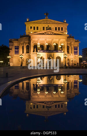 Alte Oper, alte Oper, spiegelt sich in dem Lucae-Brunnen, Frankfurt am Main, Hessen Stockfoto