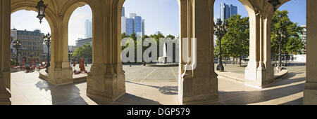 Spalten auf die Alte Oper, alte Oper, mit Blick auf das Bankenviertel, Frankfurt am Main, Hessen Stockfoto