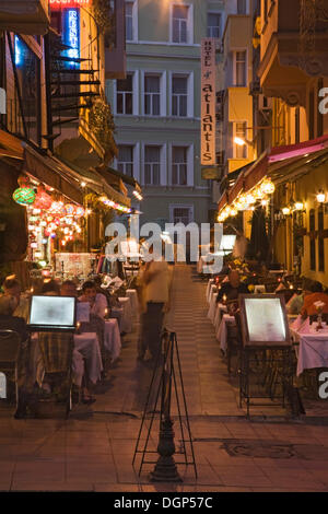 Straße mit Restaurants in Sultanahmet, Istanbul, Marmara Region, Türkei Stockfoto