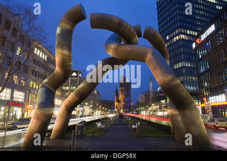 Kaiser-Wilhelm-Gedächtniskirche oder Gedaechtniskirche und Skulptur am Kurfürstendamm Allee, Berlin, Deutschland, in Europa Stockfoto