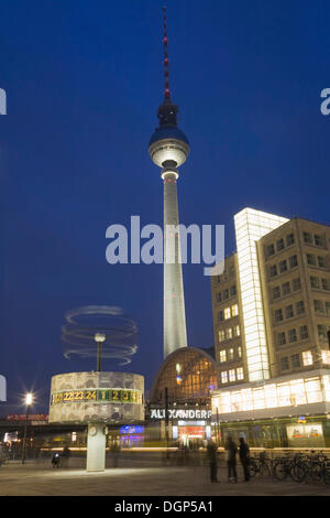 Weltzeituhr und der Fernsehturm TV Turm am Alexanderplatz-Platz, Berlin Stockfoto