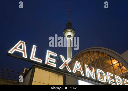 S-Bahnhof Alexanderplatz und der Fernsehturm Fernsehturm Berlin Stockfoto