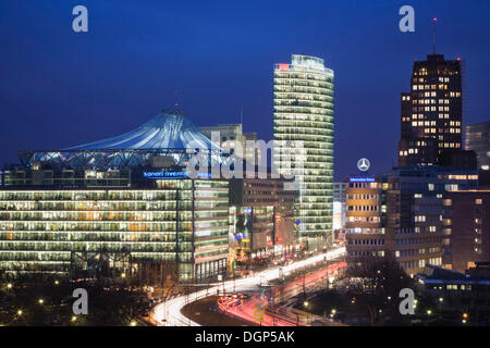 Quadratisch mit DB-Tower, Sony Center und Kollhoff Tower, Berlin Potsdamer Platz Stockfoto