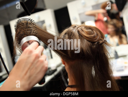 Berlin, Deutschland, Haar-Styling der Modelle auf der Fashion Week Stockfoto