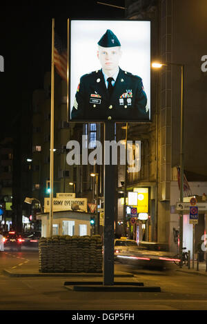 Porträt eines amerikanischen Soldaten am ehemaligen Grenzübergang Checkpoint Charlie, Berlin Stockfoto