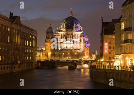 Berliner Dom und Nikolaiviertel an der Spree, Berlin Stockfoto