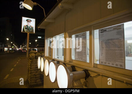 Ehemaligen Grenzübergang Checkpoint Charlie mit einem Porträt von einem sowjetischen Soldaten, Berlin Stockfoto