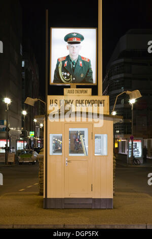 Porträt eines russischen Soldaten am ehemaligen Grenzübergang Checkpoint Charlie, Berlin Stockfoto