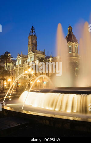 Brunnen auf dem Platz Plaza del Ayuntamineto außerhalb der Stadt Halle, Valencia, Comunidad Valencia, Spanien, Europa Stockfoto