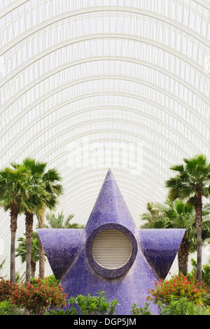 Skulptur in der L'Umbracle Palm Garten, Ciudad de Las Artes y Las Ciencias Stadt der Künste und Wissenschaften, Valencia Stockfoto