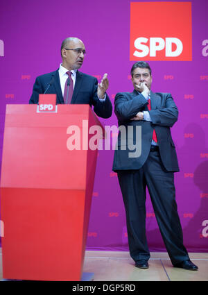 SPD Chairman Sigmar Gabriel (R) und Vorsitzender der französischen sozialistischen Partei Harlem Désir während einer Pressekonferenz am Willy-Brandt-Haus in Berlin, Deutschland, 24. Oktober 2013. Foto: KAY NIETFELD Stockfoto