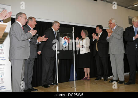 Greenwich, UK, 24. Oktober 2013, HRH The Duke of York Eröffnung der Royal Greenwich University technischen Colleg Credit: Keith Larby/Alamy Live News Stockfoto