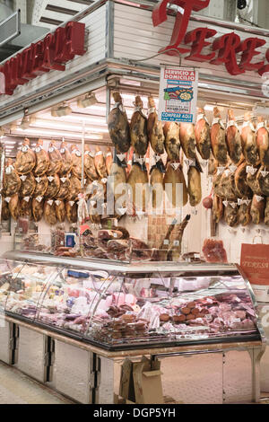 Verkauf von Fleisch- und Wurstwaren, Mercado Central Markt, Valencia, Comunidad Valencia, Spanien, Europa Stockfoto